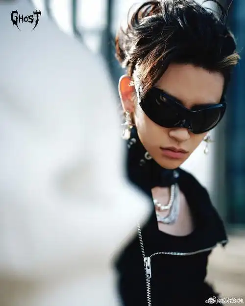 跨越风格界限,小鬼的朋克风写真再次让人惊艳,酷飒氛围感直击人心.