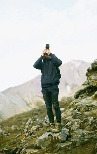 帅气男人旅行照手机图片壁纸