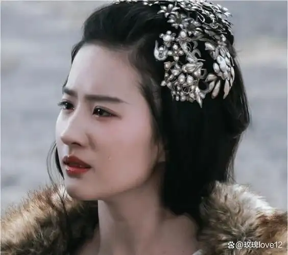 戴着皇冠的刘亦菲就是欧洲公主,太美了,眉眼如画,柔和耐看,眼线勾勒得