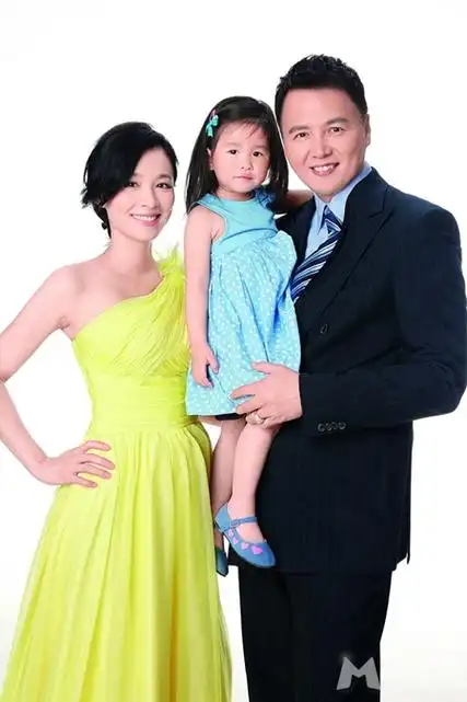 张庭一家四口幸福照台湾女星张庭自今年初诞下儿子之后,并开始准备