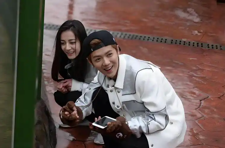 鹿晗热巴8年前跑男路透曝光,镜头下陆地夫妇的暧昧瞬间,实在是太甜了