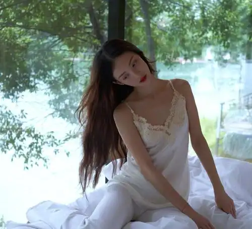 女人30又怎样金晨穿开叉裙凹造型扑面而来的女人味太惊艳