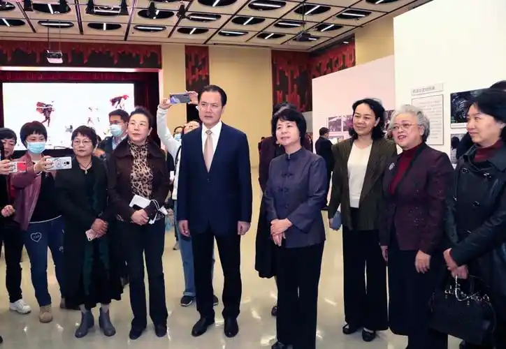 全国妇联执委,中国女摄影家协会主席,党支部书记吕静波等领导观看"女