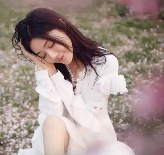 邓家佳港风写真,绿色碎花高时尚长裙时尚十足,双手都能握住腰_造型_的