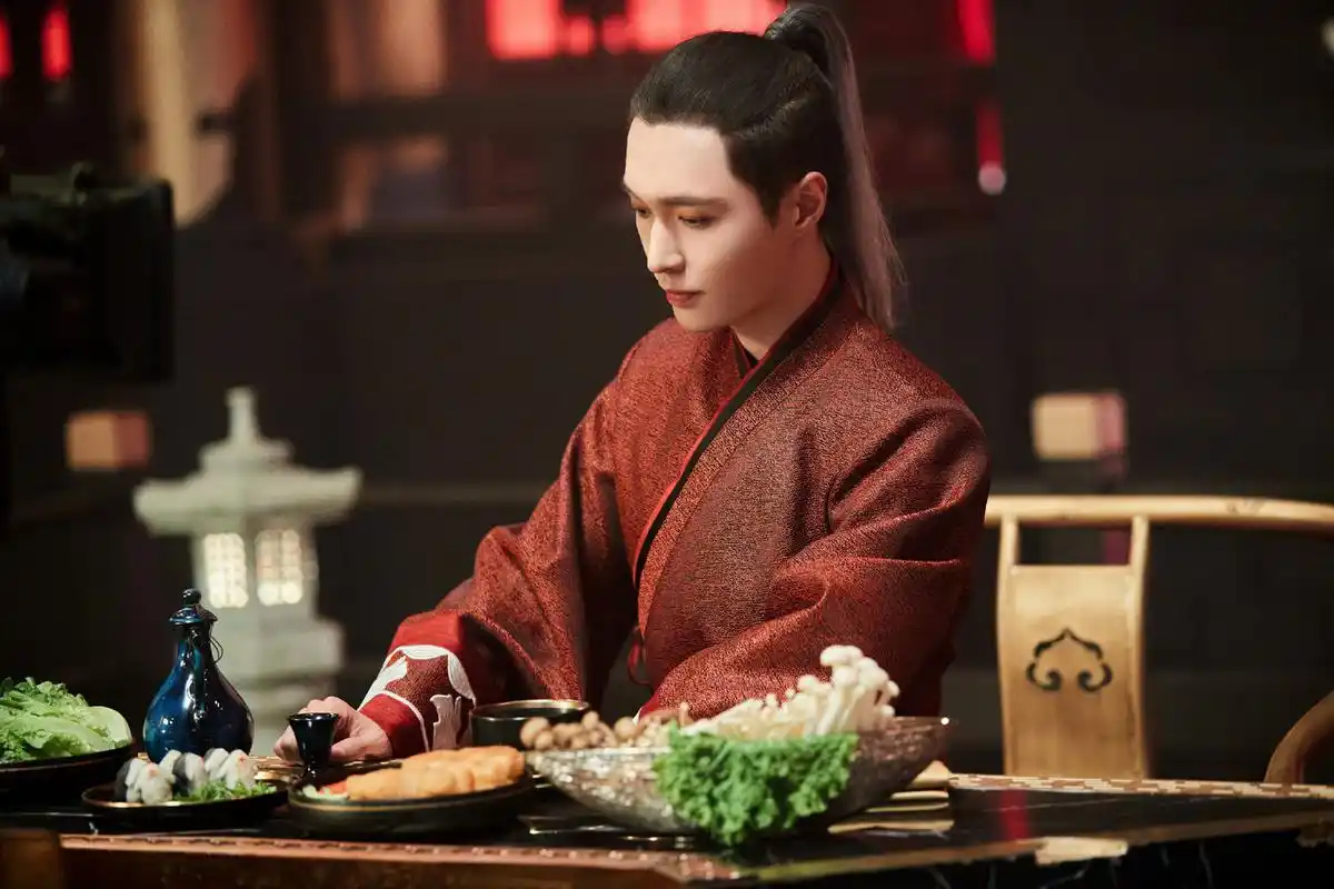 张艺兴《这就是街舞4》最新古装剧照,红袍马尾叙千古之事