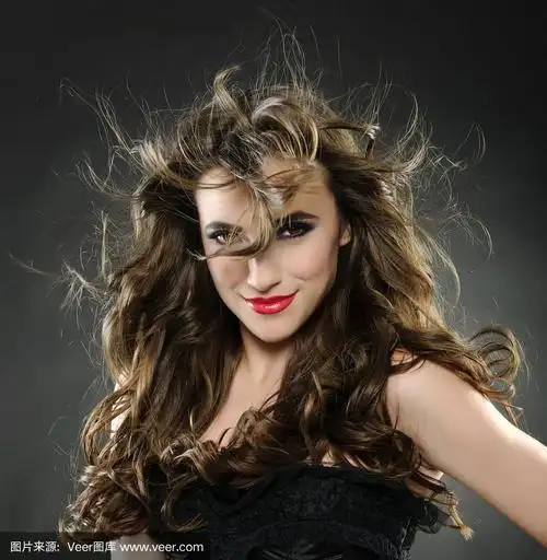 头发飘逸的女人