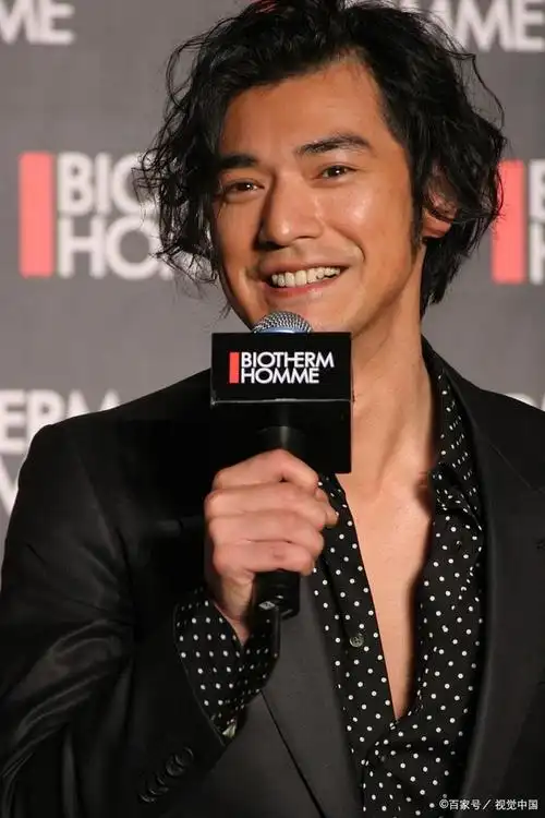 事实证明,50岁不结婚的金城武,已经走上人生另一条大道