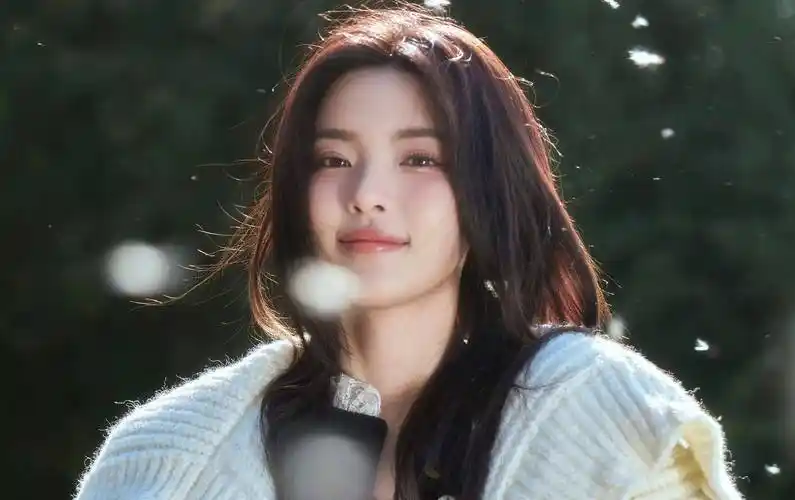 杨超越暖冬随拍甜美治愈 初恋妆尽显清纯元气_宁静_活力_阳光