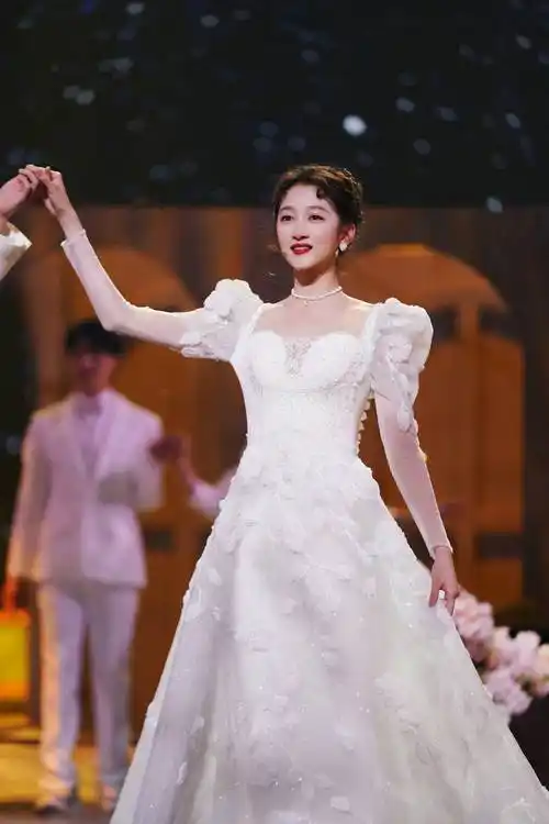 关晓彤穿白婚纱满脸甜笑幸福满满