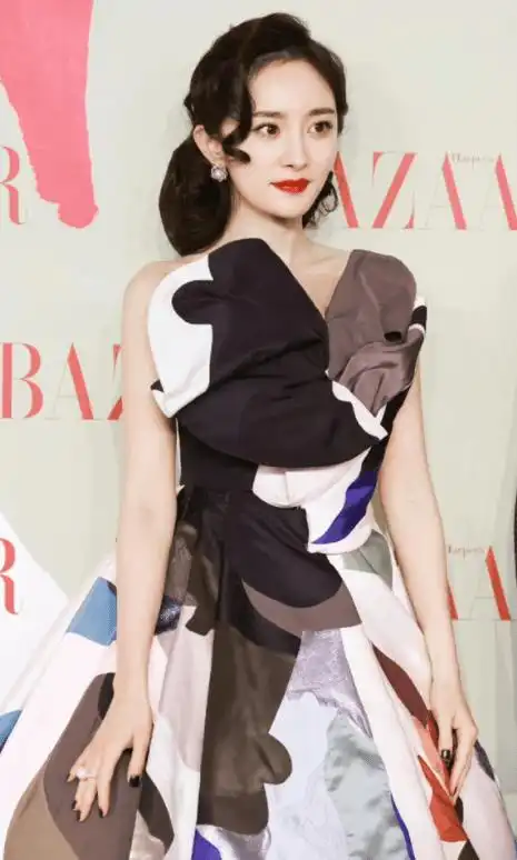 杨幂,杨颖,钟楚曦亮相2021芭莎明星慈善夜红毯,哪个最闪亮?_景甜