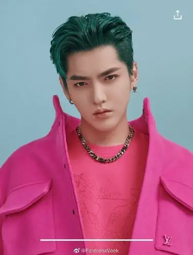 吴亦凡粉色套装