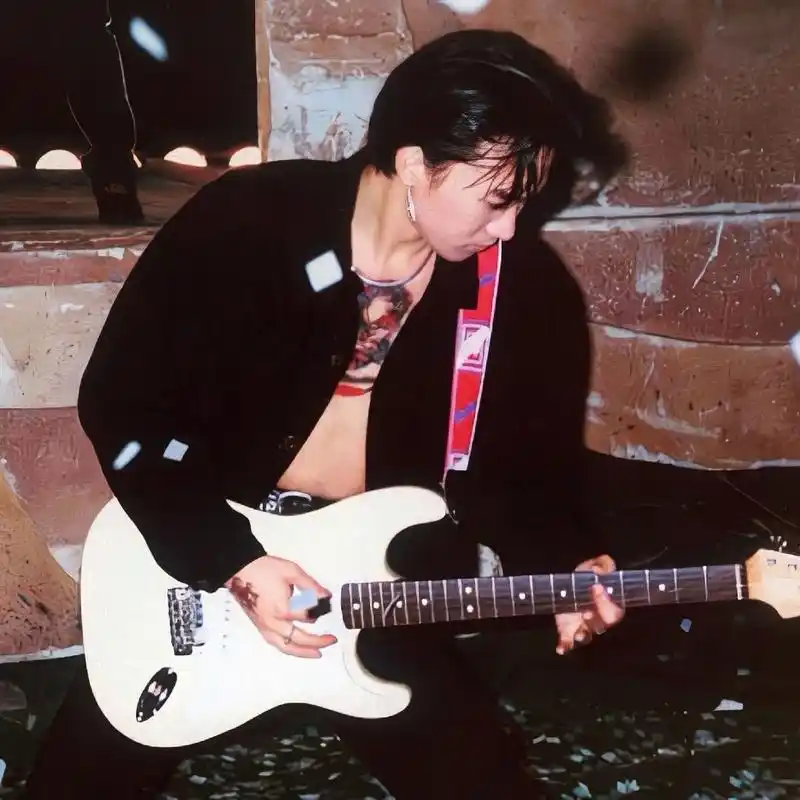 【自修】黄家驹头像 "蒙上眼睛,再也听不到人们那一天的嚎叫"