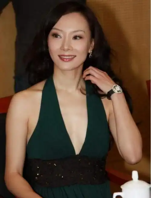 陈数身材真不赖,穿黑色深v长裙优雅高级,一般人穿不出这效果