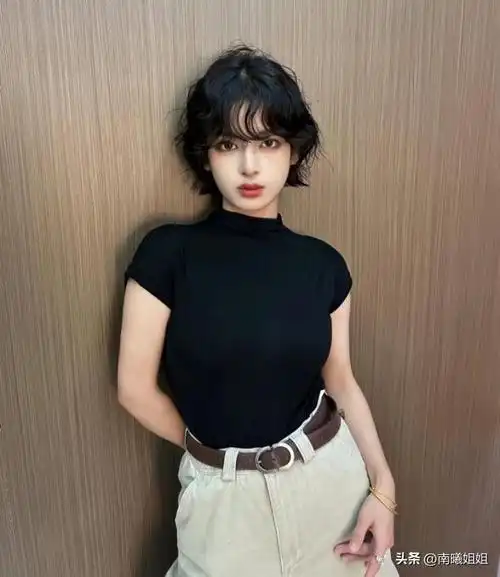 会更强也更加减龄和俏皮,刘海部分也可以烫卷出弧度,这样可以增加侧脸