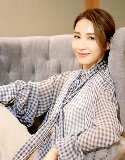 端庄优雅的黎姿,惊艳迷人,温婉秀丽的写真照!__财经头条