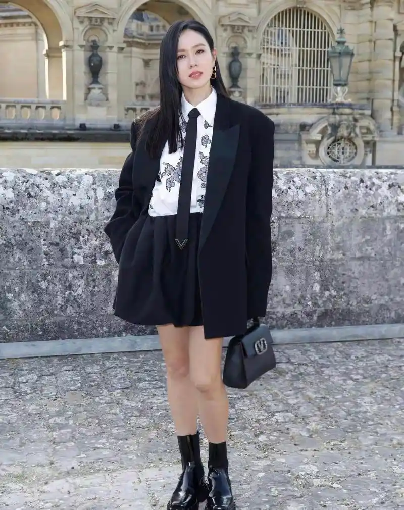 孙艺珍颜值回春,穿二分裙显瘦又吸睛,"真实腿型"一目了然!