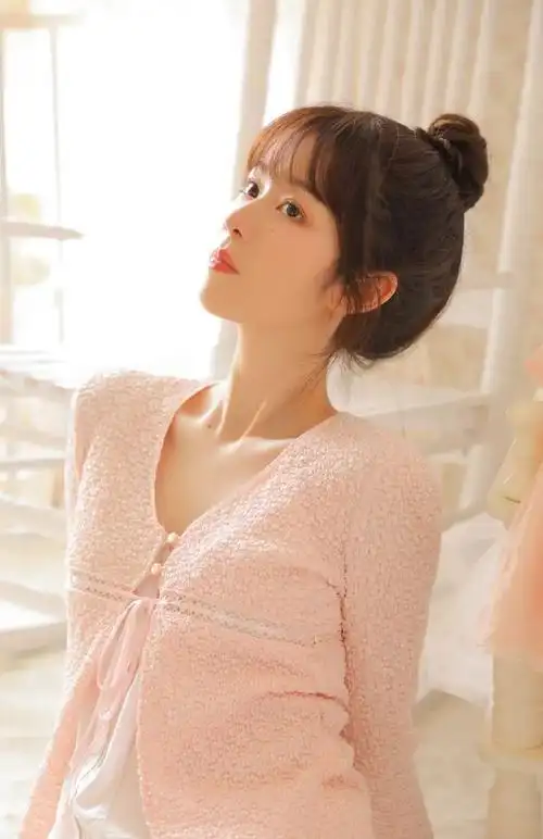 白皙小清新女神窈窕身姿十分迷人