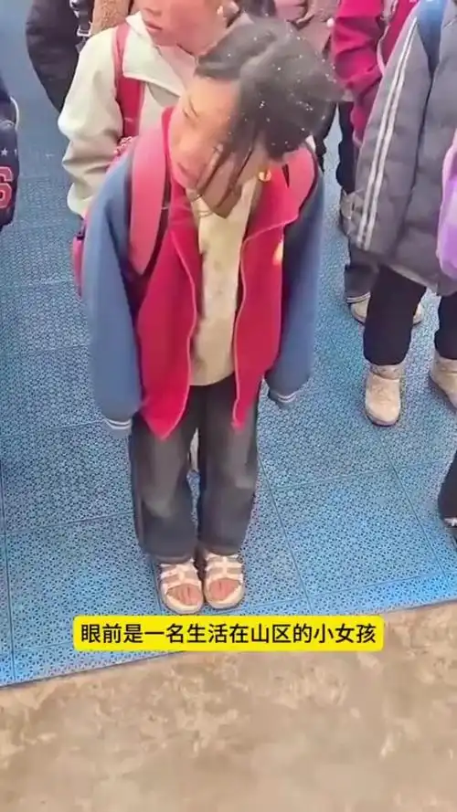 寒冬中的小女孩:穿凉鞋坚持上学的坚强身影