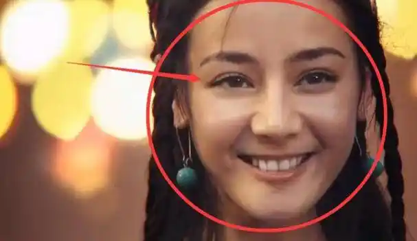 其实这也是迪丽热巴在早期与陈柏霖一起拍摄的一组策划照片,想必很多