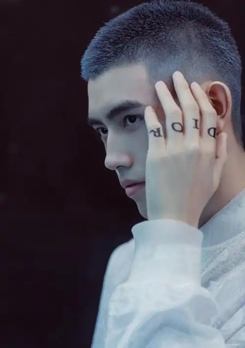 陈飞宇首次蓝灰色寸头亮相dior冬季秀场