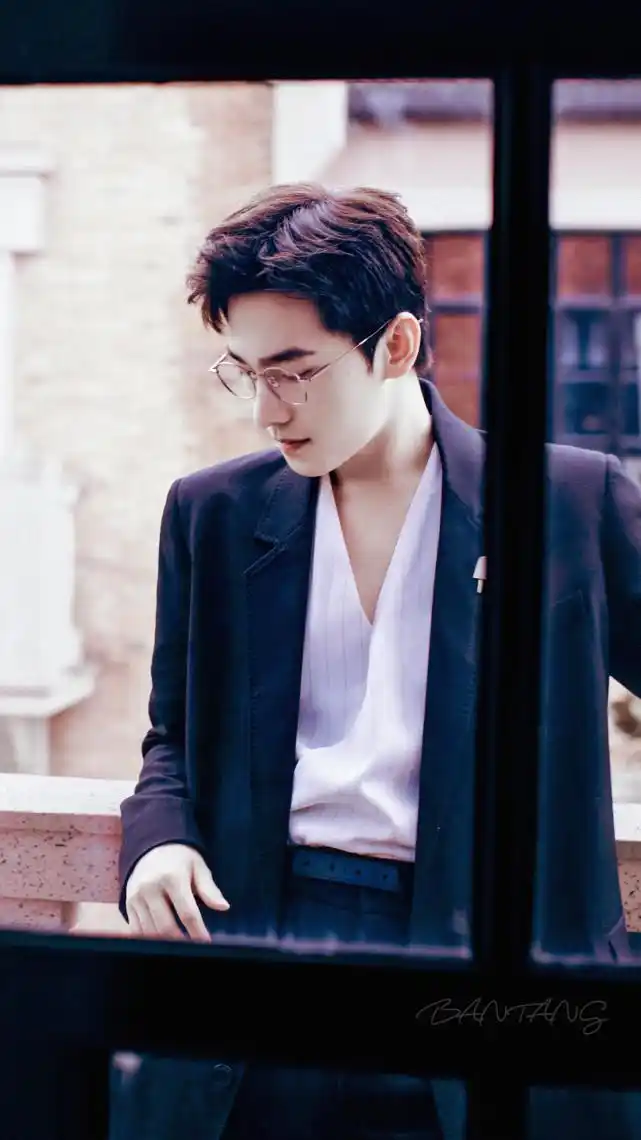 杨洋的蓝色发型曝光 很少尝试不同的发色 值男团的c位!