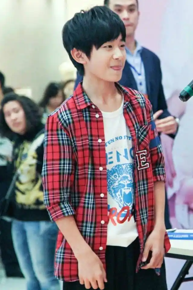 易烊千玺穿黑白格子衫,引粉丝回忆杀感动,网友:我追了他4年了