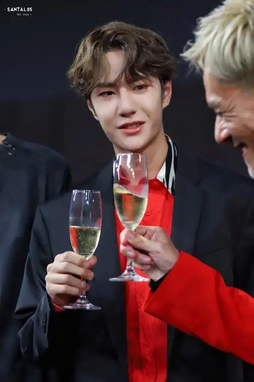 王一博这就是街舞#有你的每一天都值得庆祝可是为什么明明喝酒的是他