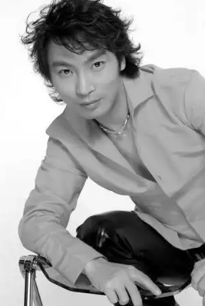 上世纪九十年代,陈少华因演唱《九月九的酒》,《九九女儿红》等脍炙