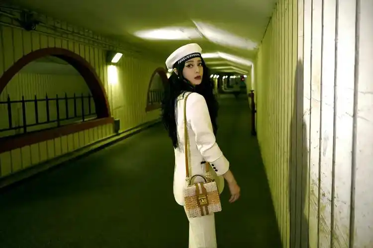 范冰冰|41岁范冰冰,出席上海时装周,大方晒近照,面部神态显得闷闷不乐