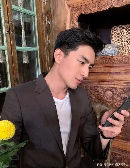 林更新活动生图曝光,寸头造型,溢出屏幕的帅气