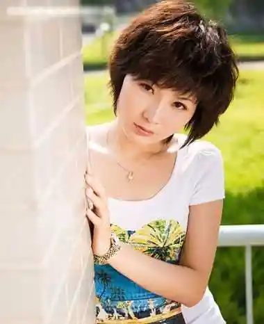 短发大脸女生烟花烫脸大短发烫发