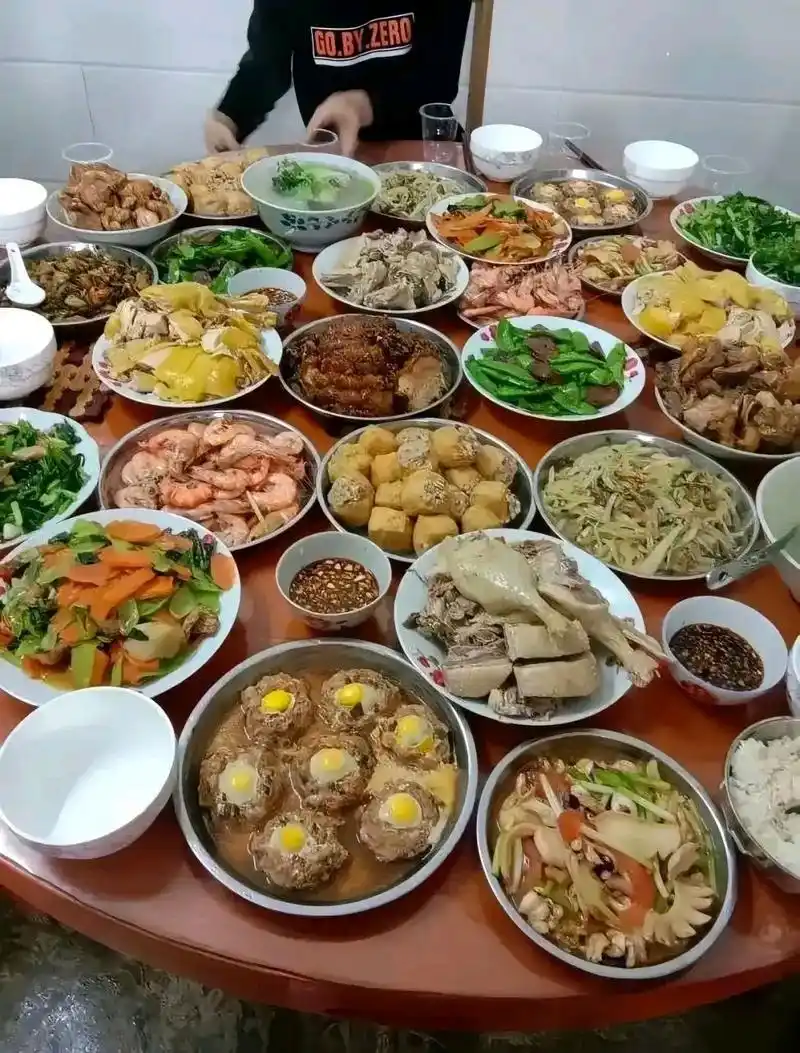 去参加朋友的生日,一桌子菜没有什么特色,朋友说这是她花了260块钱在