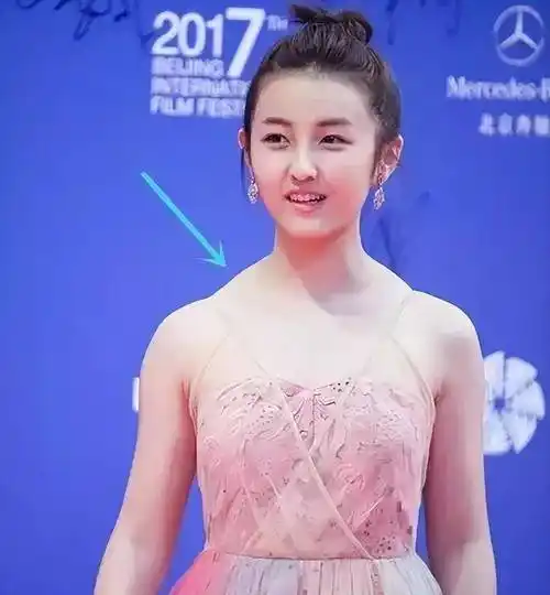 张子枫是我觉得减肥后变化最大的女明星,溜肩也变成了直角肩_身材