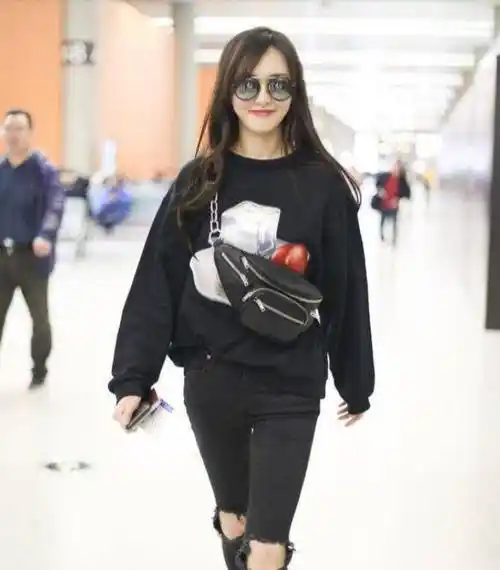 "轰天雷"的破洞牛仔裤,唐嫣女神的墨镜神采,网友:好美!