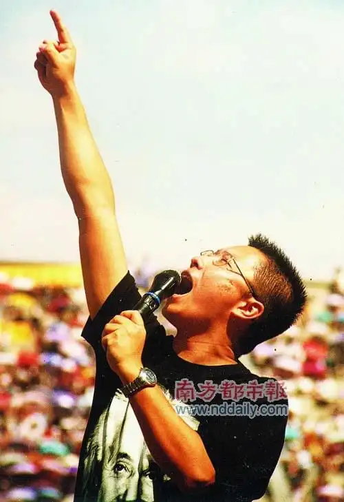 2001年8月1日兰州七里河体育场,疯狂英语创始人李阳在讲课.  资料图片