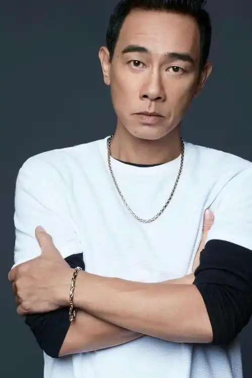 22岁陈小春曾为26岁梅艳芳伴舞:一段鲜为人知的舞台往事