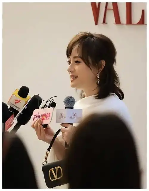 孙俪大变身!穿搭,发型大换新,神秘微调添韵意.