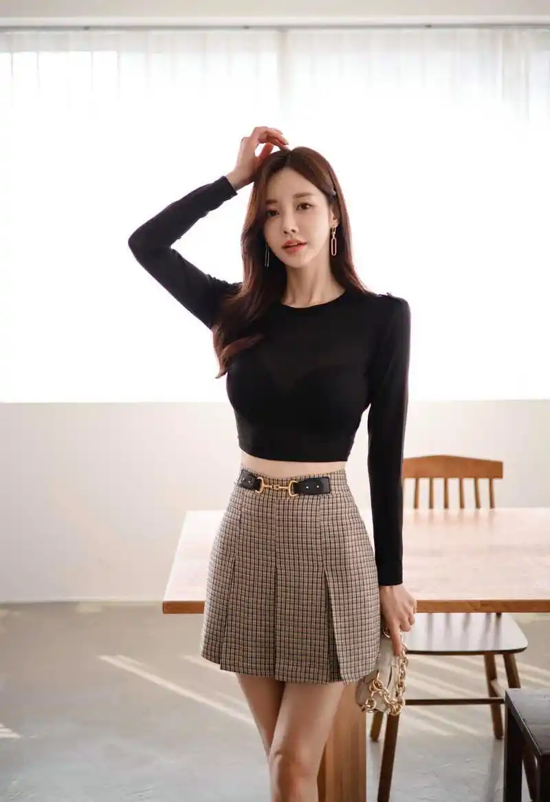 孙允珠韩国女神,黑色紧身上衣搭配超短裙,水嫩诱人