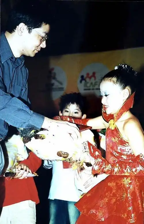 孙侨潞小时候多才多艺,会唱歌,会跳舞,多次登台演出,成为妈妈的骄傲.