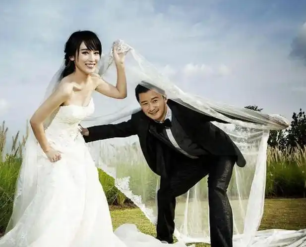 吴京一家为大儿子大办生日宴!谢楠素颜貌美,俩娃长相神似妈妈!