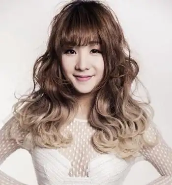 瓜子脸女生适合的发型 长卷发尽显魅力