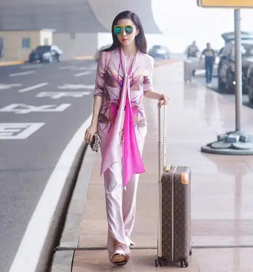 38岁范冰冰街拍曝光,穿亮色长裙美丽动人,数字logo916暗含深意_造型