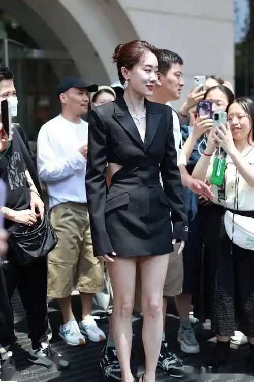 张小斐上海电影节上班路透,身穿西装短裙美艳大气