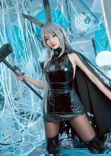 cosplay:穿黑色紧身皮衣配"黑丝"和高跟长筒靴的暴行,堪称是爆炸般的