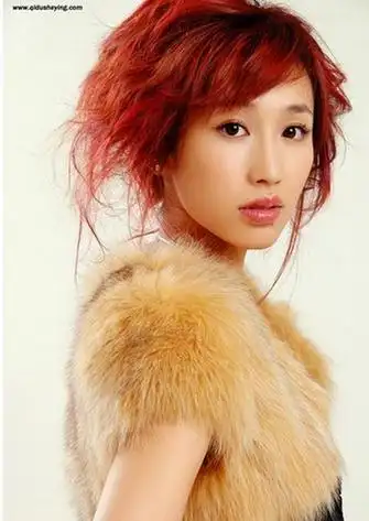 侯姝毕业于重庆大学,因出演《疯狂的石头》女主角菁菁走红,获得第29届