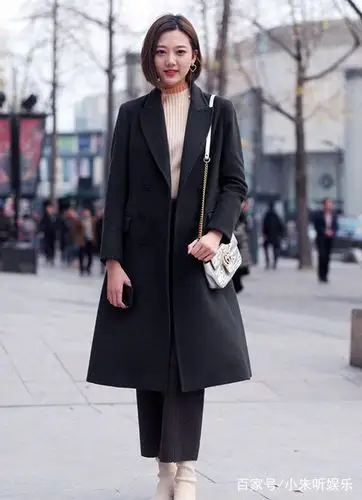 街拍:小姐姐穿着白色无袖上衣和红色斜裙,白皙的双腿非常性感