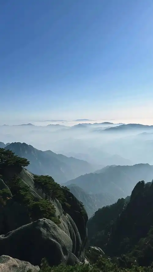 人和山在一起才是仙 #云雾缭绕人间仙境  #登上山顶看美景 - 抖音