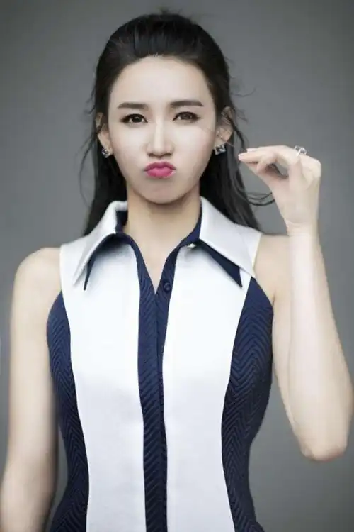 周开开携手明三时高级时装定制演绎吊环女神的时尚心得