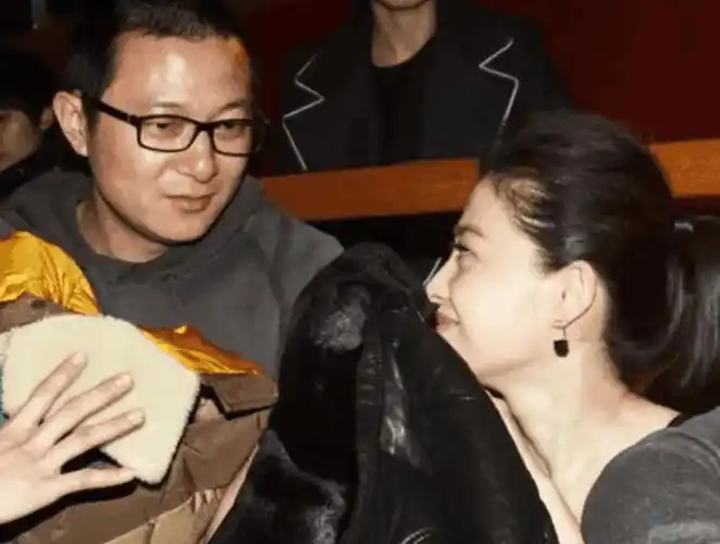 她曾掏空350万家底给前夫拍电影,他却跟女星传绯闻,还被打断腿_梅婷