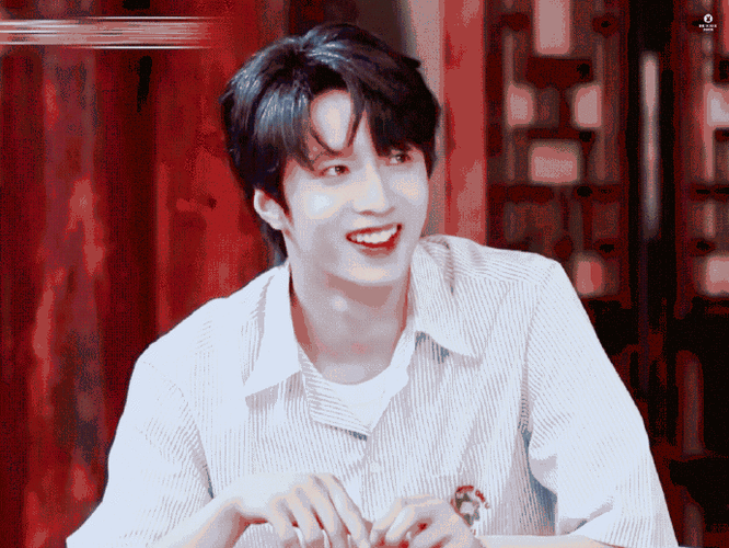 刘耀文害羞镜头#刘耀文笑起来怎么能这么甜这么元气